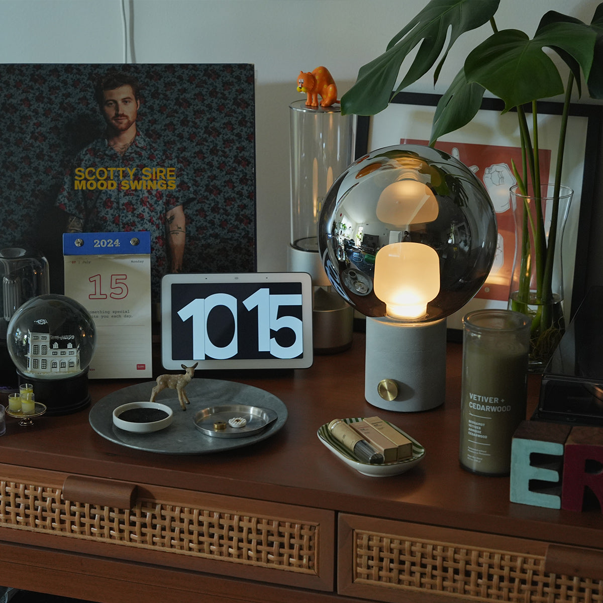 Univer LED-table lamp ライトグレー + クローム 設置事例