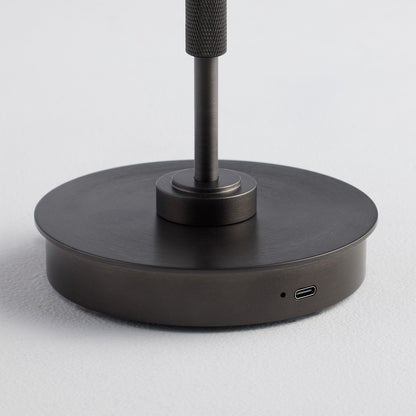 汎用的な「USB Type-C」で充電が可能