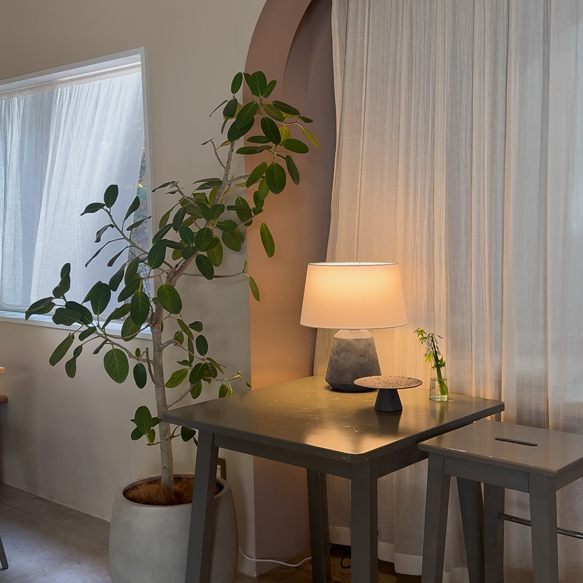 Effect-table lamp S / Travertine-tray circle base S 設置事例