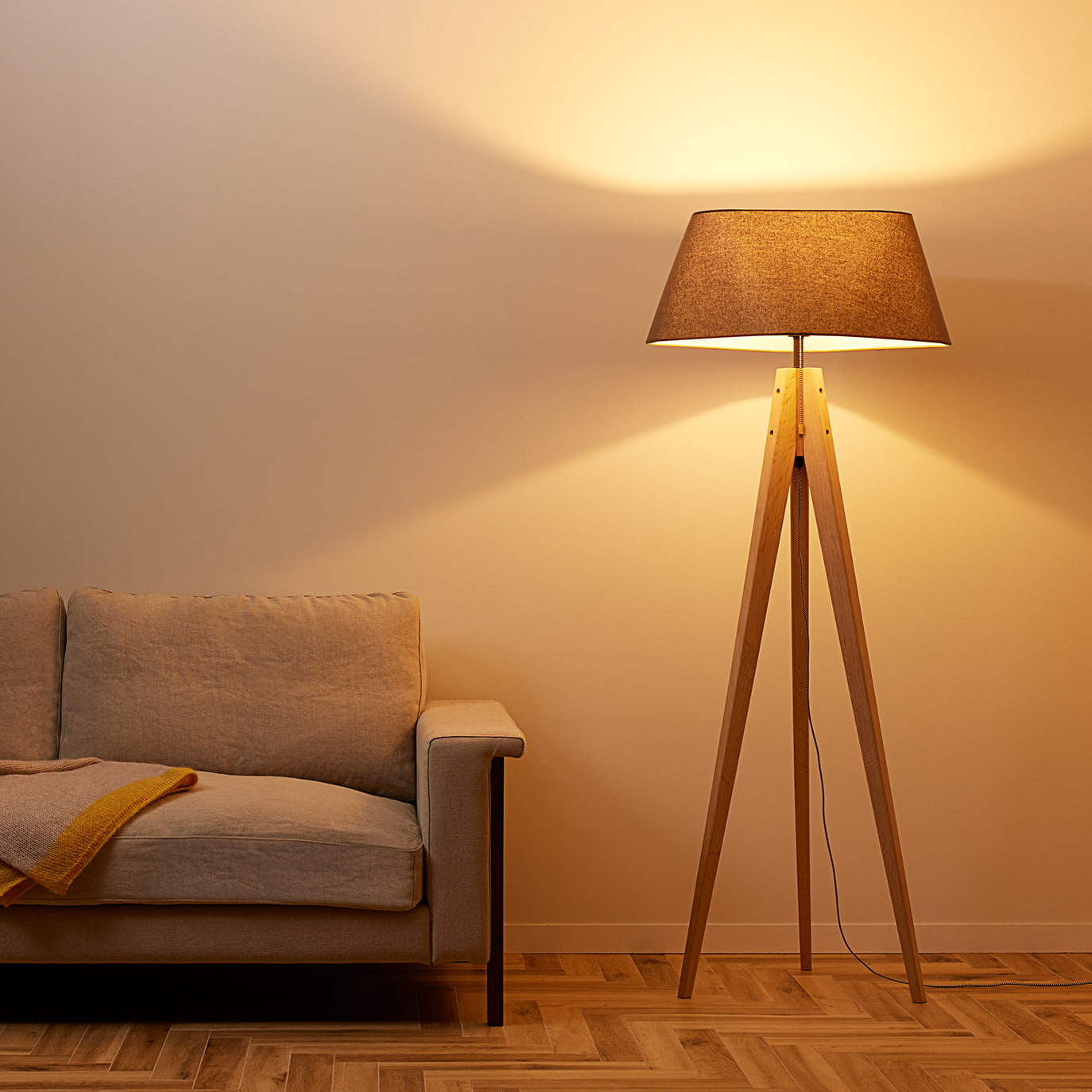 Espresso 3-floor lamp ブラウン 点灯時イメージ