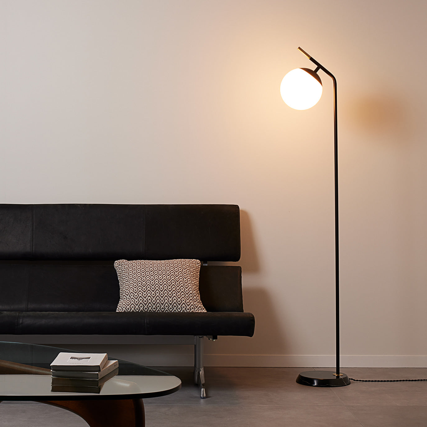 Bliss-floor lamp 2 ホワイト 点灯時