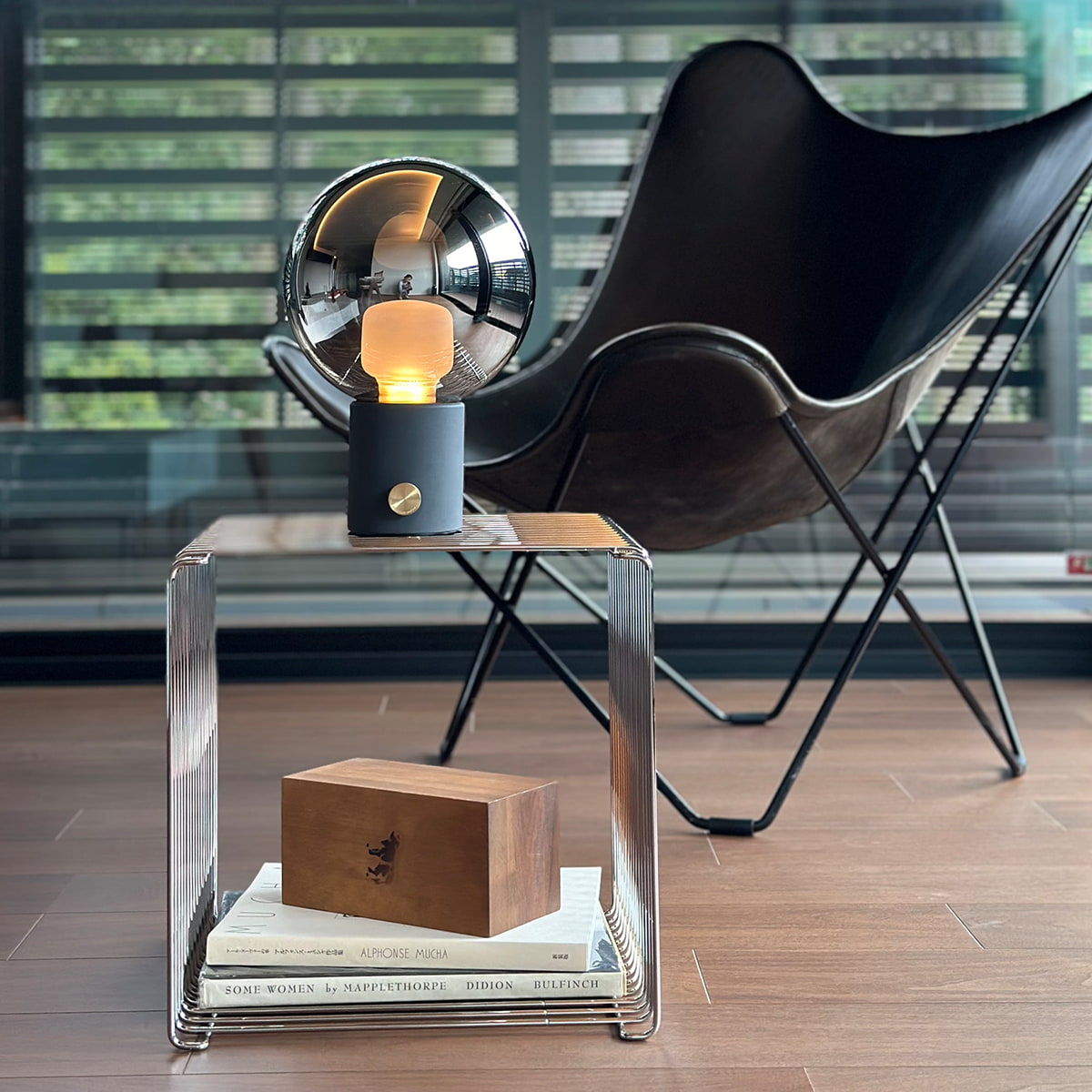 Univer LED-table lamp アッシュブラック + クローム 設置事例