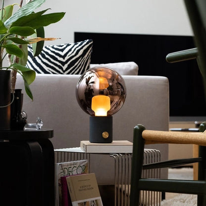 Univer LED-table lamp アッシュブラック + コッパー 設置事例