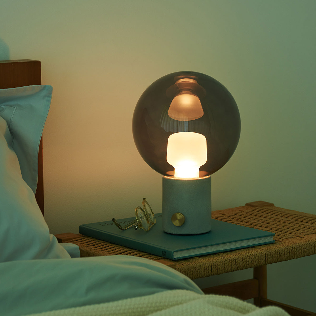 Univer LED-table lamp ライトグレー + クリアグレー 設置イメージ